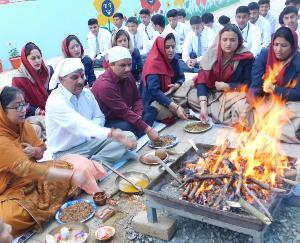 Kunihar: In BL School, teachers and children started the new session by offering offerings in Havan.