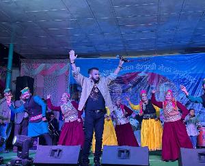  Rajgarh: Spectators danced enthusiastically in the last cultural evening of Baisakhi fair.