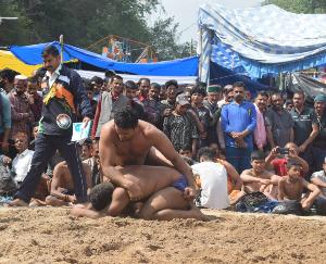 A huge dance competition was organized at Naihru Maidan in Rajgarh.