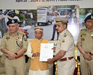 Governor honored SHO Rakkad Gurdev Singh for road safety and excellent services.