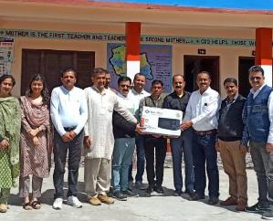 Sirmaur: Ramanand, lecturer of Political Science of Chhogtali school, presented a microwave to the school.
