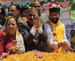 CM participates in Vinod Sultanpuri's nomination, lashes out at BJP in Chauda Maidan