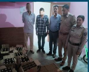 Hamirpur police caught 68 bottles of illegal liquor in Sujanpur.