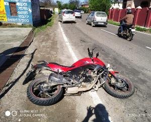 कार और बाइक के बीच टक्कर, दो घायल