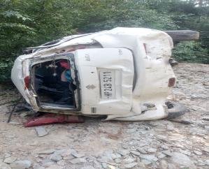 The car of devotees going to Shikari Devi fell into the drain, husband and wife died, 5 including son and daughter were injured.