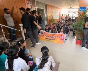 ABVP students wore black clothes in Palampur Agricultural University, ABVP's unique demonstration against fee increase