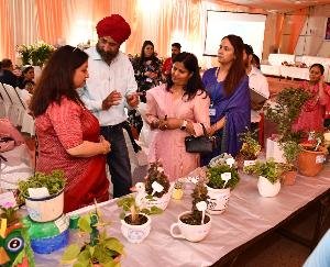 Solan: Gagan Deep of Jhajha village won the Flower of the Show award.