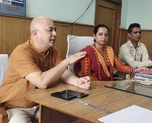 Dehra: Election observer held a meeting with representatives of political parties
