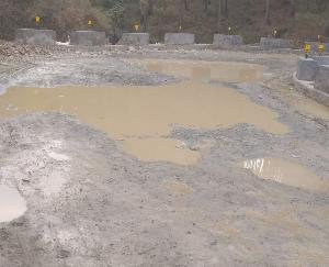 बरसात में तलाब बन जाती है सड़क, लोगो में रोष  