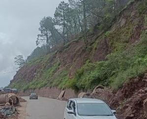 Danger continues on Kalka-Shimla NH, big stones stuck on hills