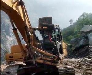 Dark hill in Nigulsari, Kinnaur, one person injured, JCB machine damaged
