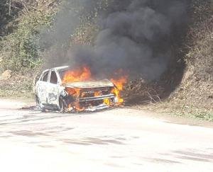 चलती कार में लगी आग बाल बाल बचे सवार