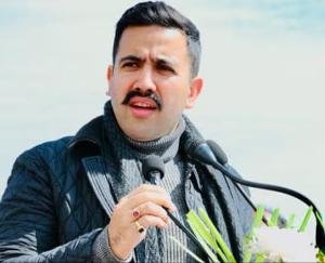 80 contractors built roads, completed pending work due to fear of blacklist, received warning