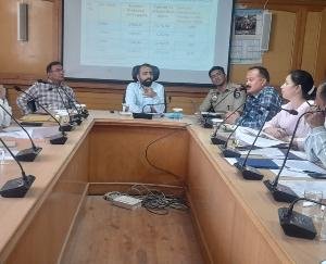 A meeting was organized in Kinnaur regarding preparations for the apple season.