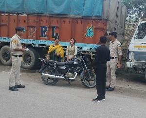 Indora: Traffic tourist and in-charge of railway police outpost gave instructions to those violating traffic rules.