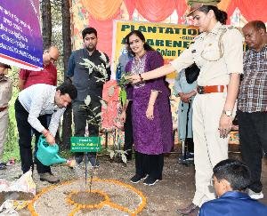 Solan: 100 saplings were planted during the plantation campaign in Gram Panchayat Seri.