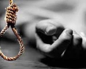 Kangra: A person hanged himself from the pole by tying a rope in the jarudi of Khundiya, the fun ended.
