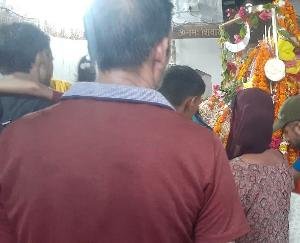 On the holy Monday of Sawan, there was a rush of devotees since morning to have darshan of the ancient Shivalinga.