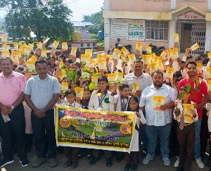 Khundiya: Fruit plants distributed to students for environmental protection