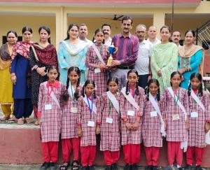 Jaisinghpur: Students of Kotlu School captured the Kho-Kho trophy.