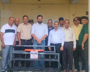 Jwalamukhi: Former soldiers of Khundian donated fans and benches in the tehsil office.