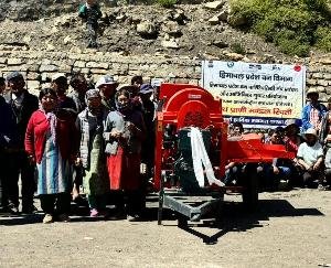 Kaza: JICA Forestry Project gifts threshing machines to Demul village