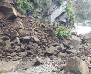 Mandi: Landslide on Chandigarh Manali NH, road closed near 4 miles due to debris.