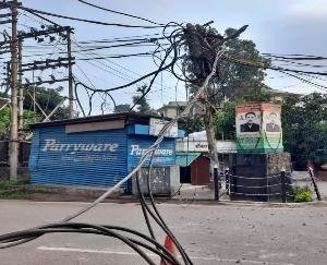 Hamirpur: Speeding truck collides with electric pole, Hamirpur-Sujanpur via Anu road closed