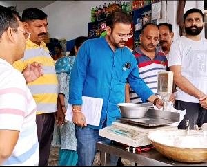 Development Block Officer Tanmay Kanwar conducted surprise inspection of shops in Kunihar Market.