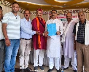 Rakkar: People of Kuriyal Kheda submitted memorandum to MLA Bikram Thakur.