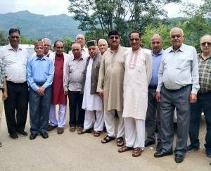 Kunihar: Pensioners reached the house of Purushottam Sharma to console his family.