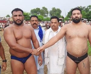 Iranian wrestler Mirza Irani won the final of Ulehriyaan Pandori Chhinj competition.