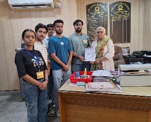 Indora: ABVP submitted memorandum to the Education Minister through the Principal against the anti-education Congress government.
