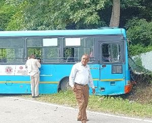 Dehra Depu bus suddenly collides with parapet near village Banudi Gaushala