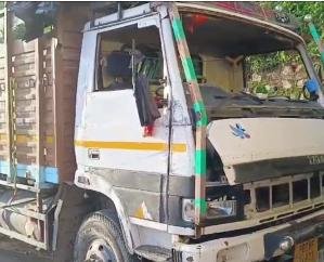 The trolley overturned out of control: Driver suffered minor injuries, highway jammed.
