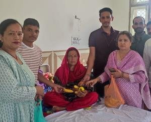 Padhar: Drang BJP celebrated PM Modi's 74th birthday by distributing fruits to patients