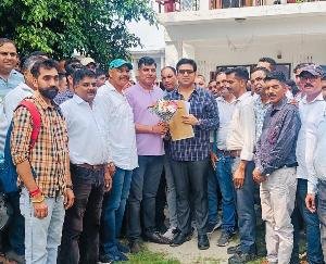 Jaisinghpur: Members of all development blocks met cabinet rank Raghuveer Singh Bali regarding their demands.