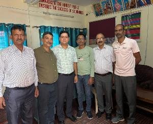 Kangra: Post Office Inspector told various schemes in Thill's school