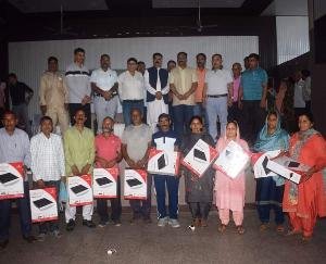 Bilaspur: Induction and solar lamps distributed to 150 registered workers of Sadar Vidhan Sabha