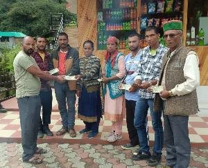 Mandi: Om Prakash again distributed Rs 1.12 lakh to Rajban disaster victims