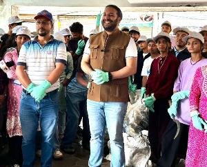 Solan: Maa Shoolini Seva Trust, NSS volunteers cleaned the temple premises and around the hospital.