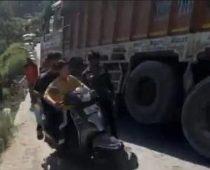 Jam started due to truck getting stuck on the bridge in Solan, people were waiting for the jam to open since 3 in the morning