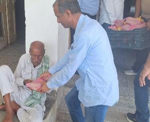 Fruits distributed in hospital on the birthday of former Dehra MLA Hoshiar Singh