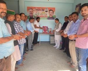 Padhar: Congress workers pay tribute to Mahatma Gandhi and Lal Bahadur Shastri