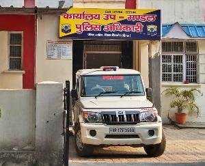 Sirmaur: Accused arrested along with 3 kg sawdust, poppy seeds and cash from truck.