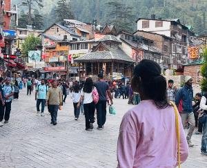 Himachal: Manali buzzing with tourists, businessmen busy preparing for Dussehra