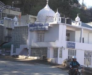 वैश्विक त्रासदी से निपटने के लिए गुरुद्वारा सिंह सभा सपरून ने बढ़ाया हाथ