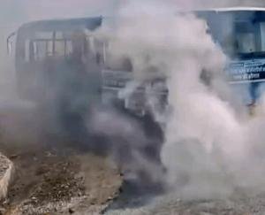 Mandi: HRTC bus broke down in the middle of the road and started emitting smoke in bulk.