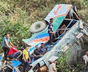 उत्तराखंड के अल्मोड़ा में यात्रियों से भरी बस खाई में गिरी, 36 की मौत