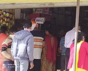 कर्फ्यू में ढील के दौरान खरीदारी करने निकले लोग